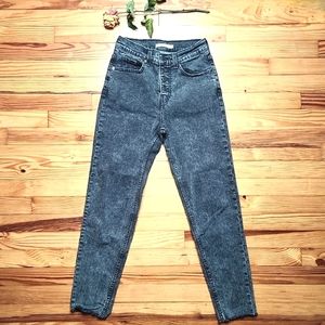 Levi Mom Jean Vintage Gray Black Denim 4 Buttons Cut-Off High-Rise - size 25 / 0